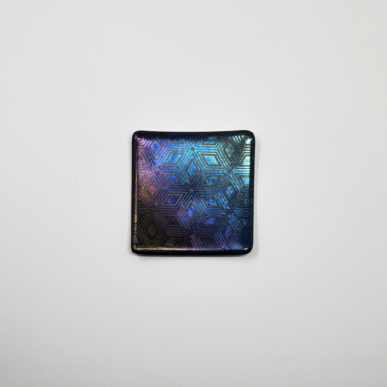 Iridescent geometric plate
