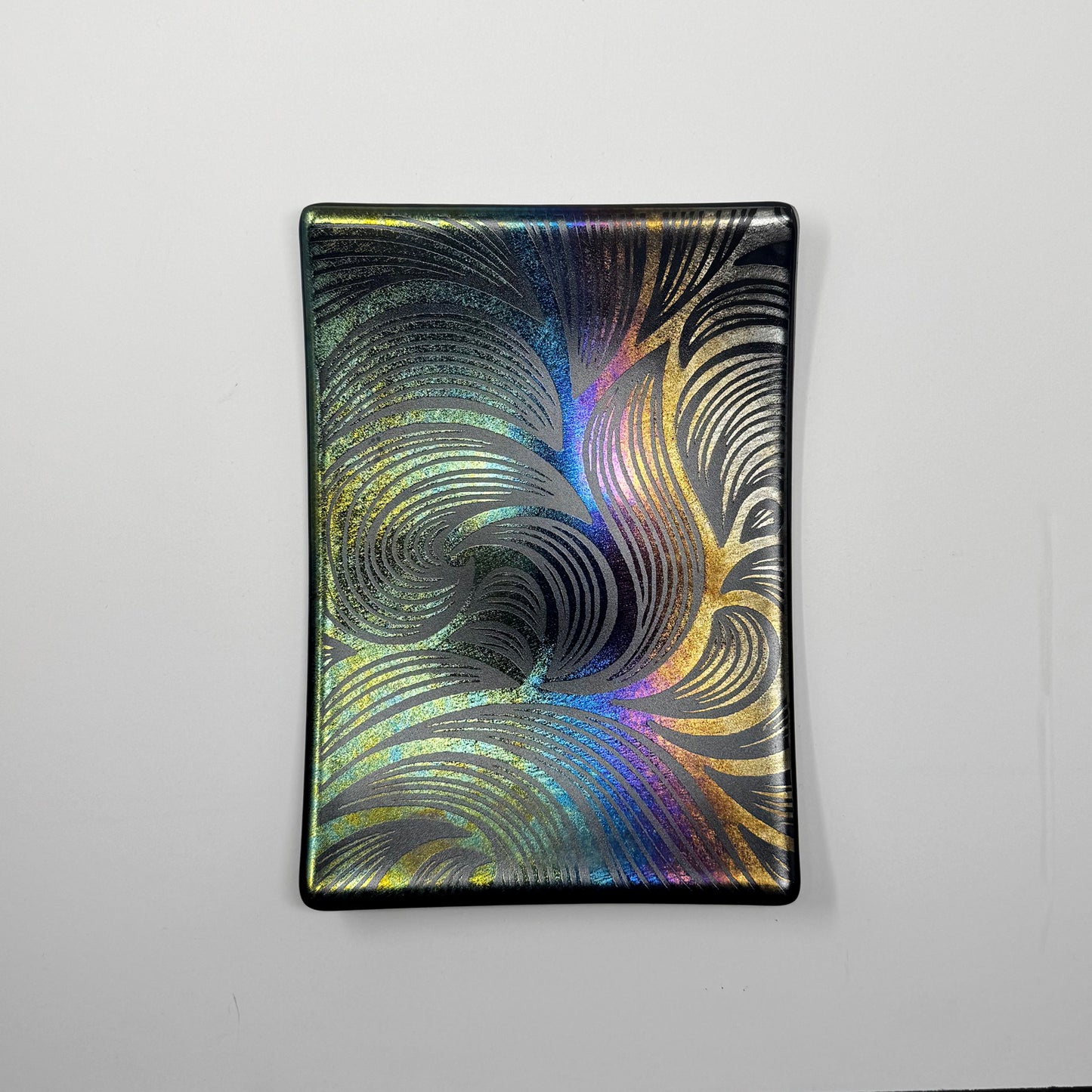 Iridescent geometric plate